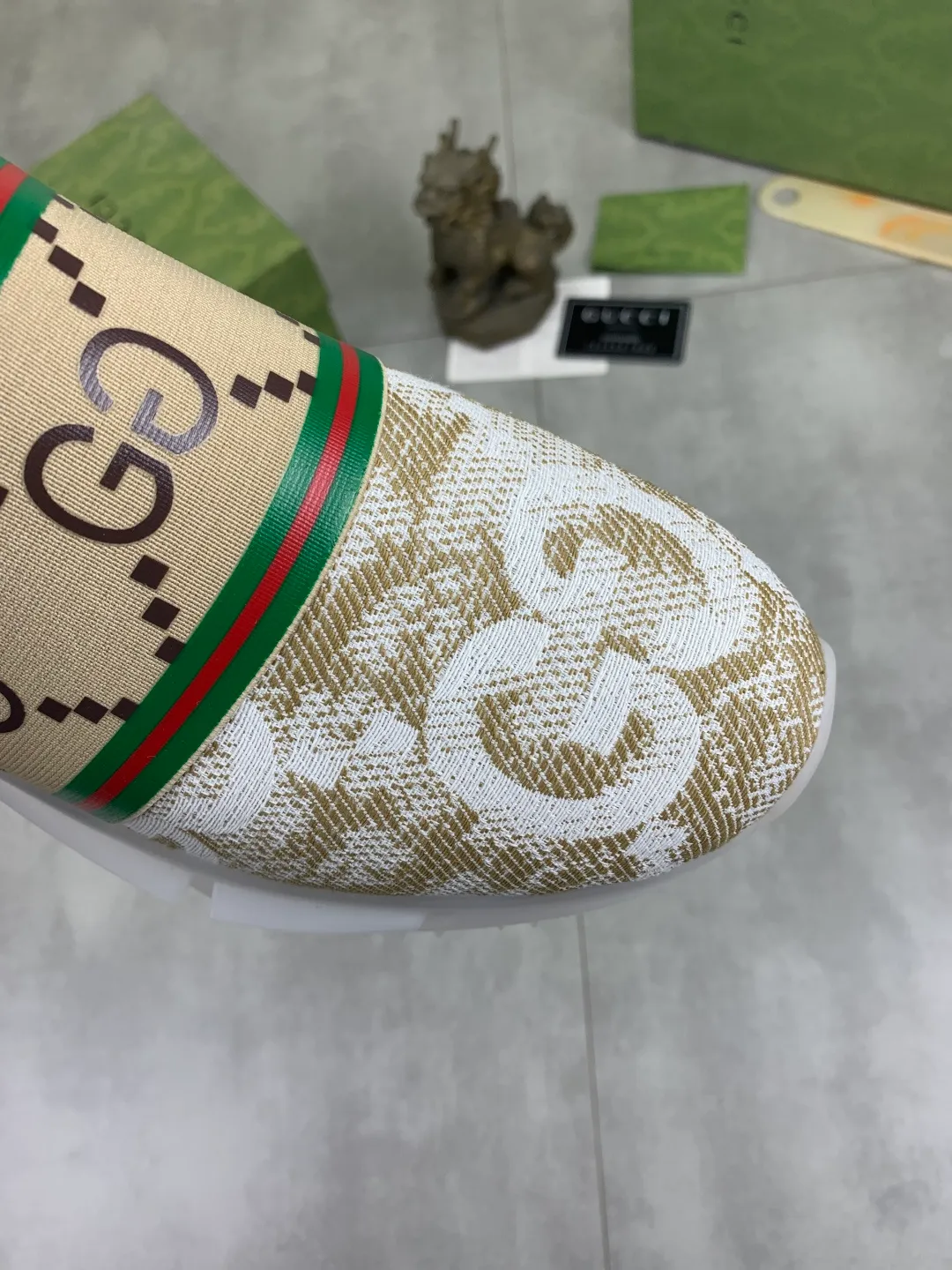 Men's shoes 💰P460💰[New style]🆘 Gucci [GUCCI] classic fashion high-top men's shoes, synchronized with counters, exquisite workmanship, exquisite color matching, the upper is made of original soft double G calfskin Gucci webbing ➕ first-layer pigskin lining ➕ pigskin feet The lasts made according to the original version are quite attractive both on the foot and in the placement. There is no need to comment on the good ones. They are absolutely versatile. Number of sizes: 38-44, 3️⃣colors🉑️ to choose from.